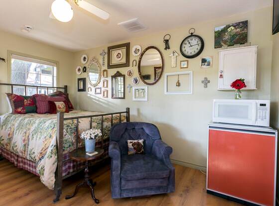 Lone Star Guest Haus - Small Suite allows check-in for 18 year-old guests