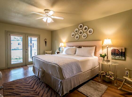 Lone Star Guest Haus - Large Suite allows check-in for 18 year-old guests