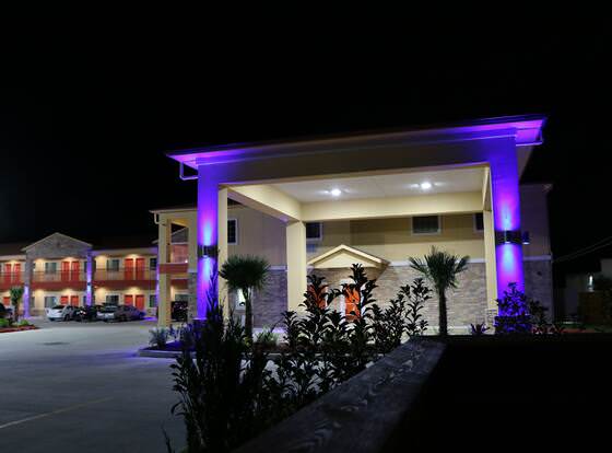 Scottish Inn & Suites - IAH Airport allows check-in for 18 year-old guests