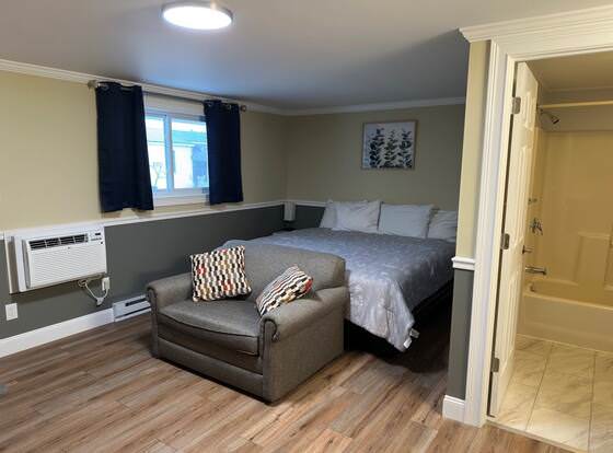 Sunset Motel of St. Ignace allows check-in for 18 year-old guests