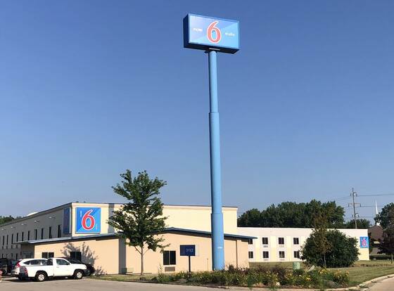 Motel 6 Peoria, IL allows check-in for 18 year-old guests