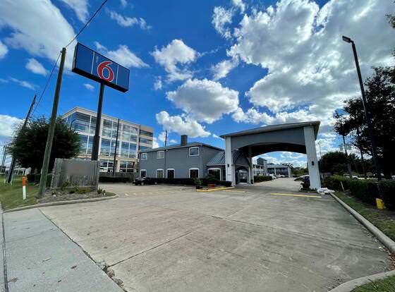 Motel 6 Houston, TX - I-10 West allows check-in for 18 year-old guests
