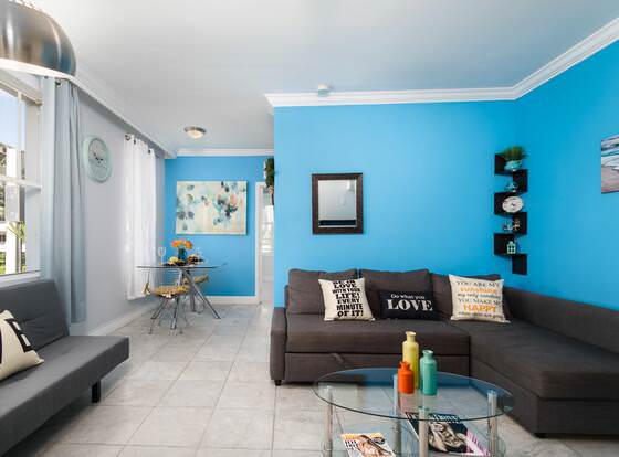 Holiday Apartment on Lincoln Road allows check-in for 18 year-old guests