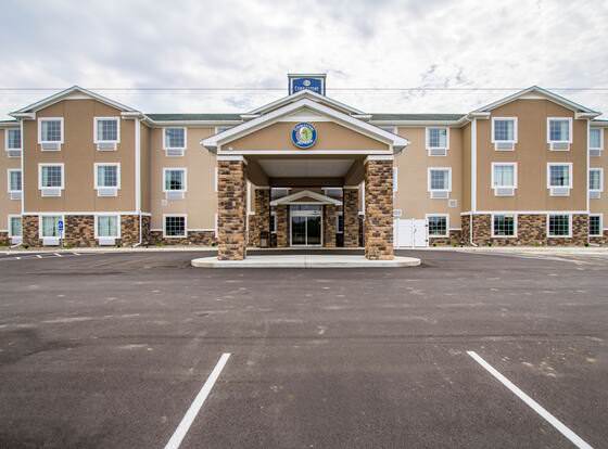 Cobblestone Hotel & Suites - Orrville allows check-in for 18 year-old guests