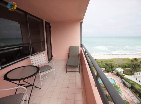 Classic Beach Resort - HORA RENTALS allows check-in for 18 year-old guests