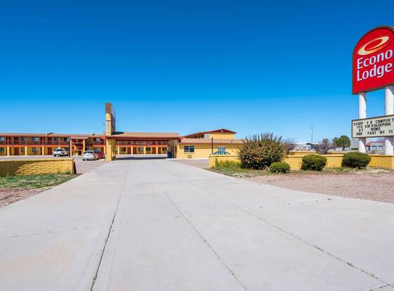 Econo Lodge I-40 exit 286 Holbrook allows check-in for 18 year-old guests