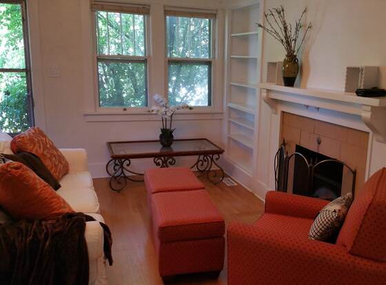 Retro 1 Bdrm-Comfy King-Walk Downtown allows check-in for 18 year-old guests