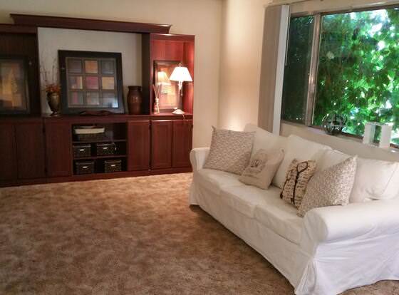 Quiet 2 Bdrm-Gourmet Kitchen-Comfy King allows check-in for 18 year-old guests