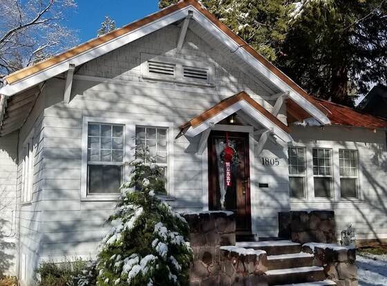 Copper Smarthouse-Gourmet Kitchen allows check-in for 18 year-old guests