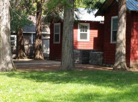 Historic Red Smarthouse-King-Walk Dwtn allows check-in for 18 year-old guests