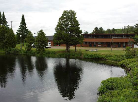 Bear Paw Inn allows check-in for 18 year-old guests
