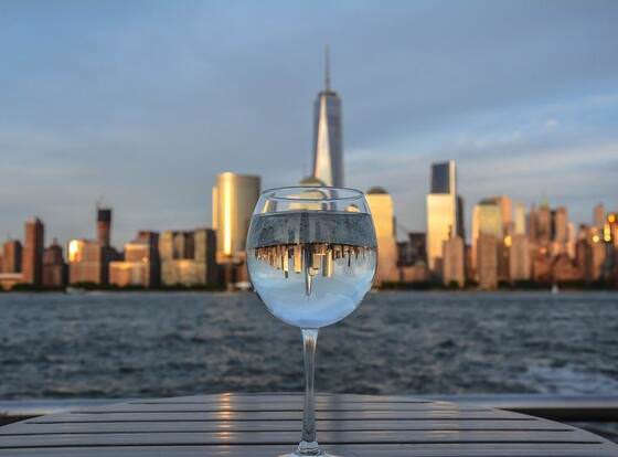 15 Mins to Times SQ & World Trade Center allows check-in for 18 year-old guests