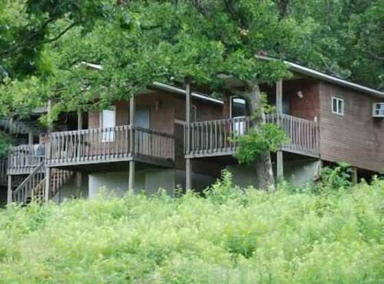 Mansfield Woods Vacation Cabins allows check-in for 18 year-old guests