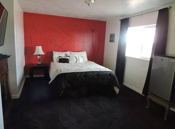 Lake Powell Manor allows check-in for 18 year-old guests