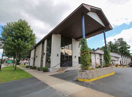 Woodside Dells Hotel & Suites allows check-in for 18 year-old guests