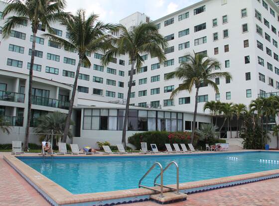 Beautiful Ocean Side Studio With Kitchenette, 10 min From South Beach allows check-in for 18 year-old guests