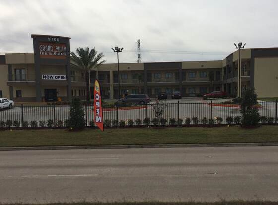 Grand Villa Inn & Suites - Humble allows check-in for 18 year-old guests