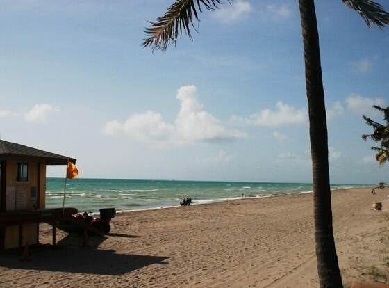 Hollywood Beach Resort - City View allows check-in for 18 year-old guests