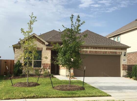 Lake Front House 4BR2B In West Houston allows check-in for 18 year-old guests