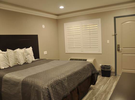 Sun Light Motel allows check-in for 18 year-old guests