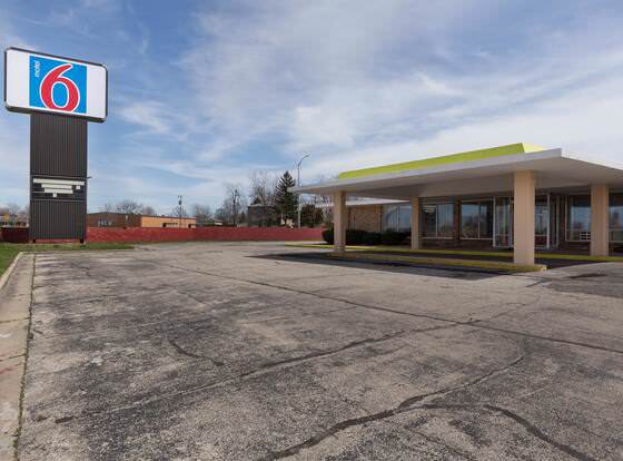 Motel 6 Lincoln, IL allows check-in for 18 year-old guests
