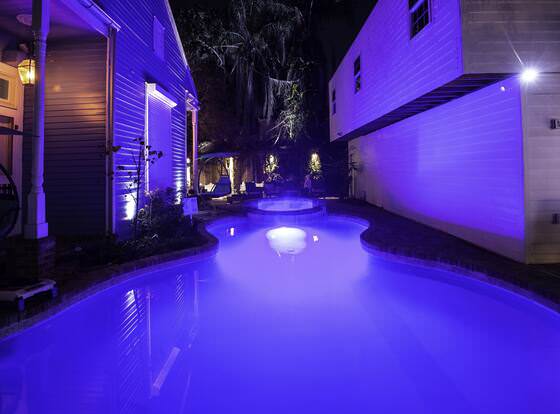 4 BR -Famous Landmark Next to Bourbon St allows check-in for 18 year-old guests