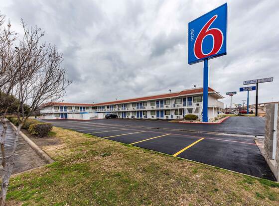 Motel 6 North Richland Hills, TX allows check-in for 18 year-old guests