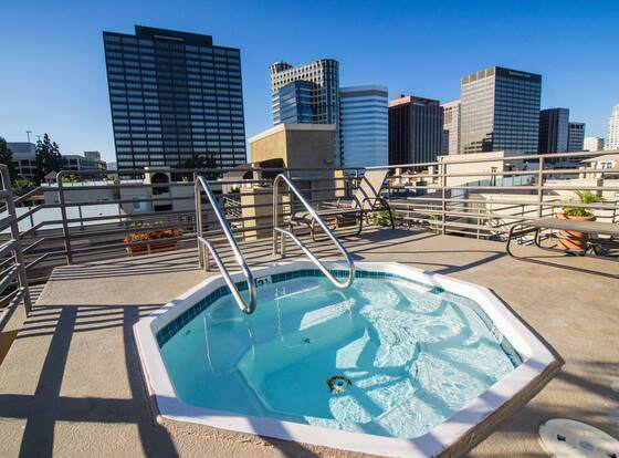 Prime Location Westwood Apartment 409w allows check-in for 18 year-old guests