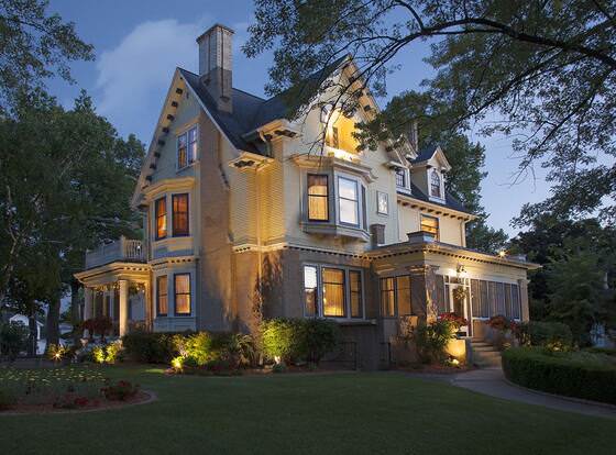 Honeybee Inn Bed & Breakfast allows check-in for 18 year-old guests