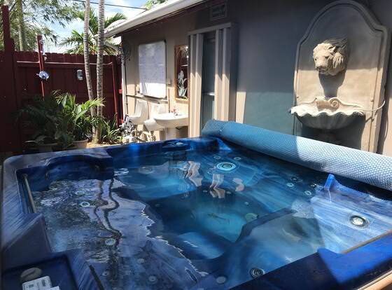 Inn Leather Guest House - Male Only LGBT allows check-in for 18 year-old guests