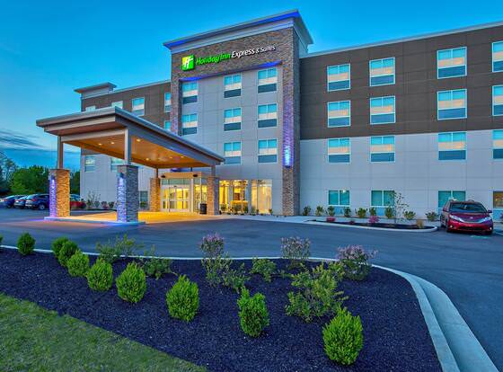 Holiday Inn Express & Suites Lexington W - Versailles, an IHG Hotel allows check-in for 18 year-old guests