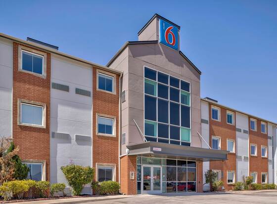 Motel 6 Norman, OK allows check-in for 18 year-old guests