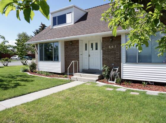 Large Room near UVU & BYU allows check-in for 18 year-old guests