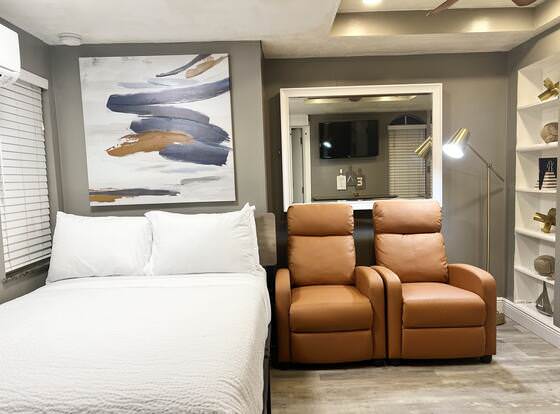 Miami Beach HomeStay allows check-in for 18 year-old guests