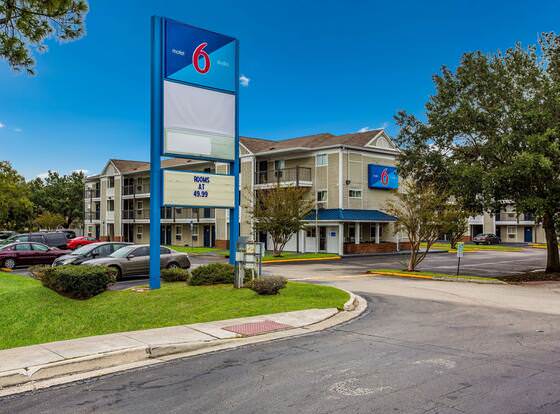Motel 6 Jacksonville, FL - South allows check-in for 18 year-old guests
