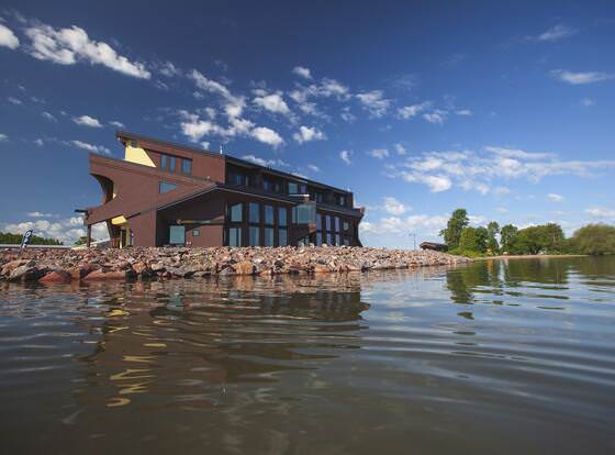 Blue Wave Inn allows check-in for 18 year-old guests