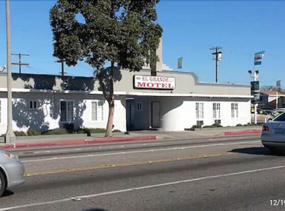 El Grande Motel allows check-in for 18 year-old guests
