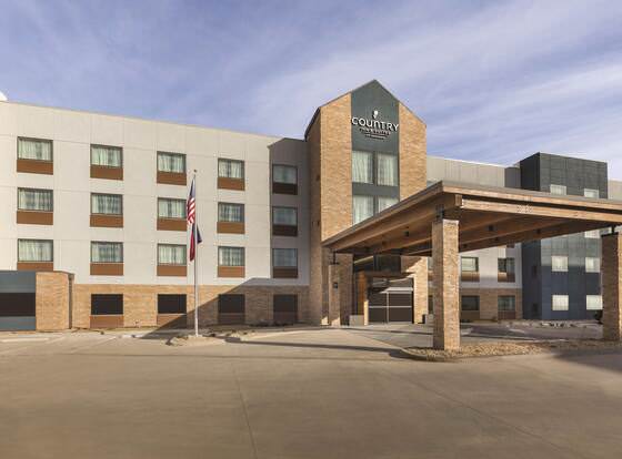 Country Inn & Suites by Radisson, Lubbock Southwest, TX allows check-in for 18 year-old guests