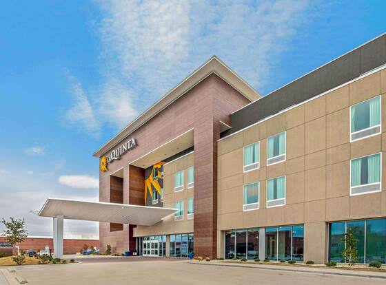 La Quinta Inn & Suites by Wyndham Waco Downtown - Baylor allows check-in for 18 year-old guests