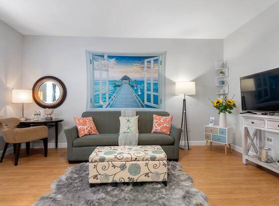 Deluxe Beach Apt allows check-in for 18 year-old guests