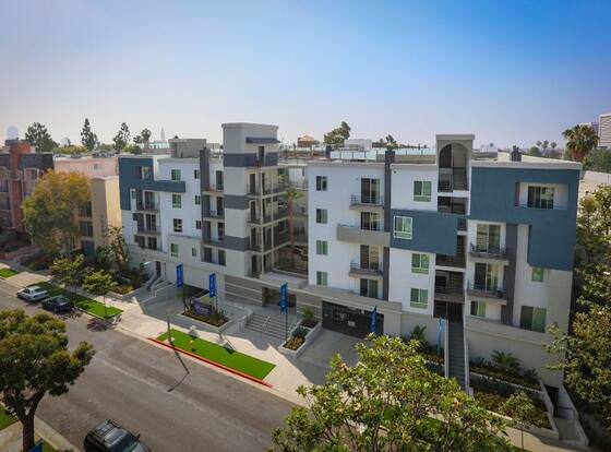 Prime Walking Distance to UCLA N309 allows check-in for 18 year-old guests