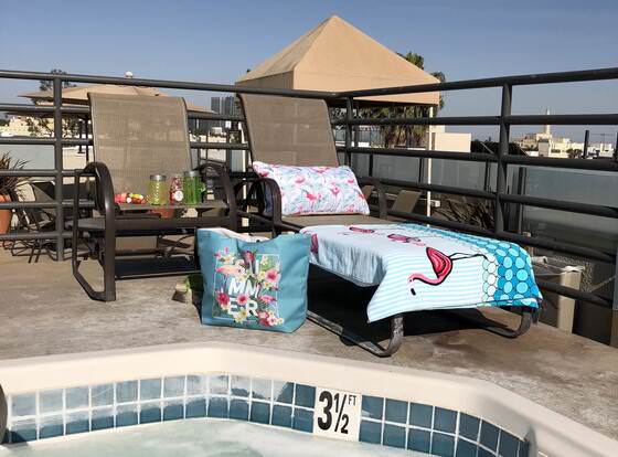 Prime Location For UCLA Students S209 allows check-in for 18 year-old guests