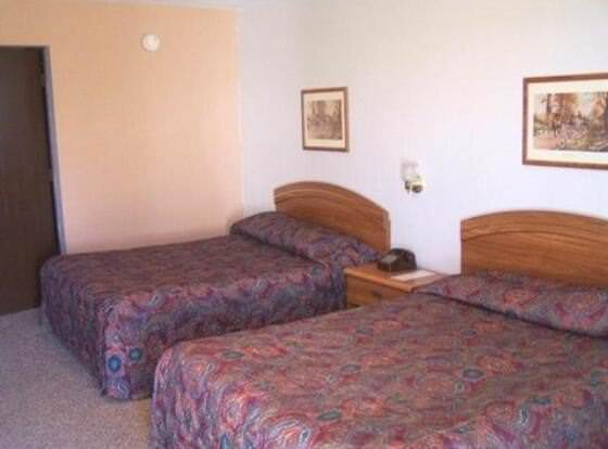 Budget Deluxe Motel allows check-in for 18 year-old guests