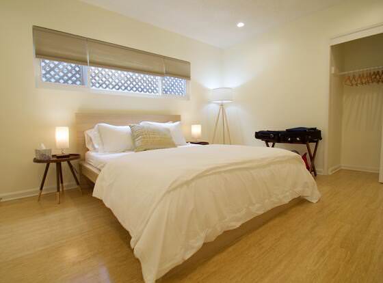 Quintessential Venice Beach Condo allows check-in for 18 year-old guests