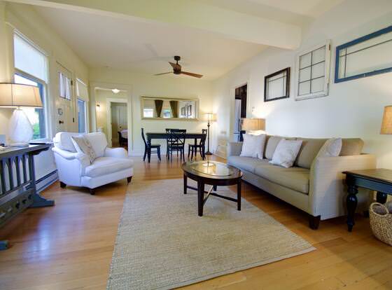 Phinney Ridge Flat Backyard Oasis allows check-in for 18 year-old guests