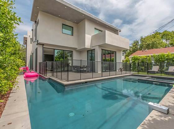 Laurel Modern Villa allows check-in for 18 year-old guests