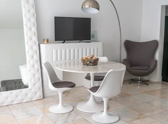 8th Suites allows check-in for 18 year-old guests