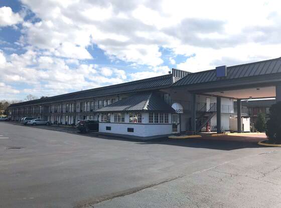 Days Inn by Wyndham Knoxville North allows check-in for 18 year-old guests