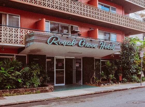 Royal Grove Waikiki allows check-in for 18 year-old guests
