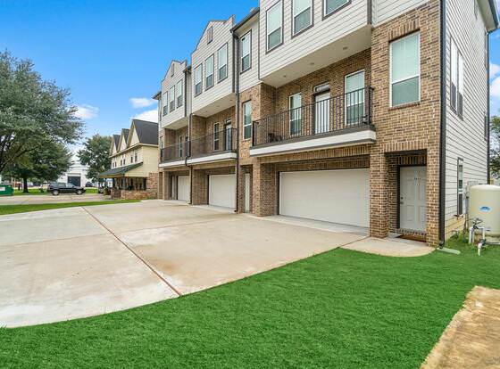 Experience a First Class Stay - 2 BDRM allows check-in for 18 year-old guests